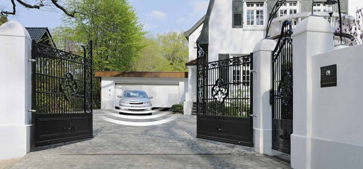 Распашные ворота в Алматы от Decor City Group Распашные ворота в Алматы от Decor City Group